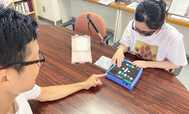 点字図書館の本棚が並んでいる写真