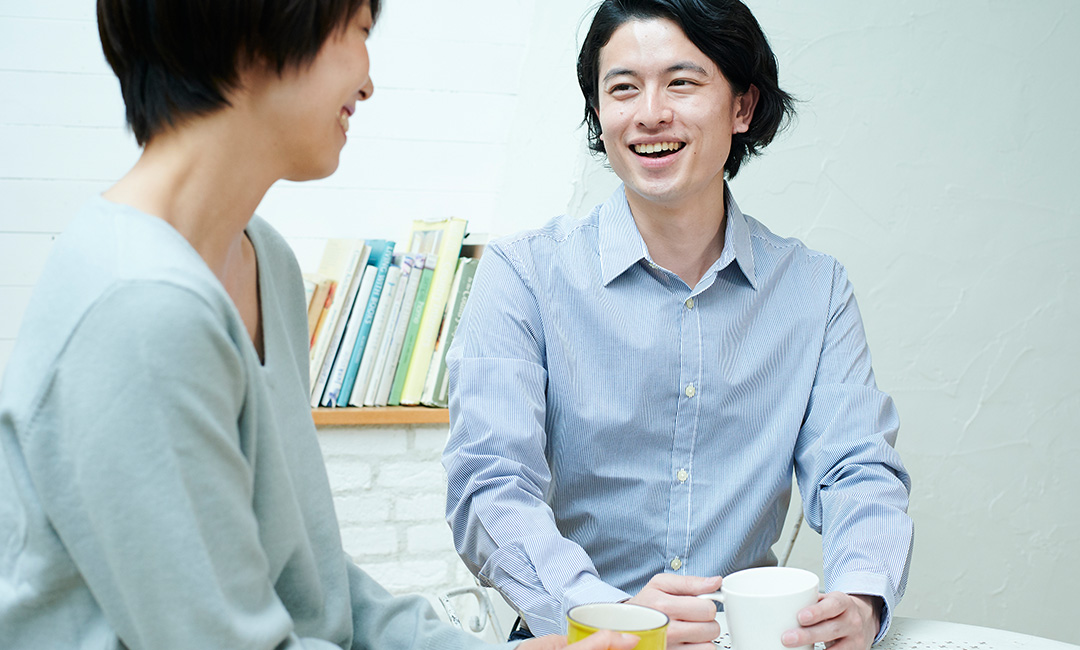見えにくい・見えない人が楽しそうにお話をしている写真