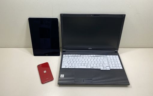 ノートパソコン、iPad,iPhoneがならぶ写真