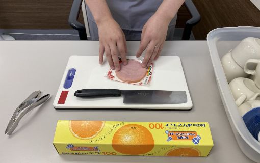 台所で調理をしている写真